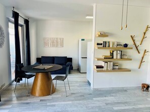 TV, books - Oceanfront Getaway – Terrace, View & Free Parking (Ajaccio)