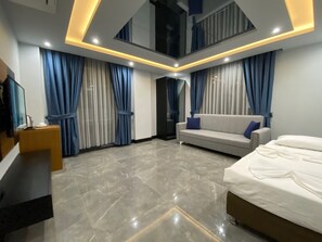 Deluxe Suite, Balcony