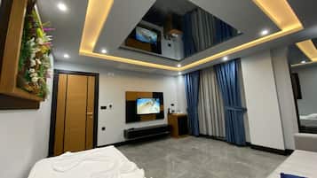 Deluxe Suite, Balcony | 1 bedroom, in-room safe, desk, laptop workspace