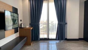 Deluxe Suite, Balcony | 1 bedroom, in-room safe, desk, laptop workspace