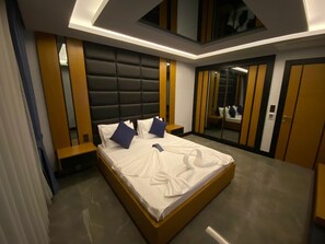 Deluxe Suite, Balcony | 1 bedroom, in-room safe, desk, laptop workspace - Akın Suit (Ayvalik)