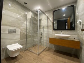 Deluxe Suite, Balcony | Bathroom | Shower, free toiletries, hair dryer, slippers