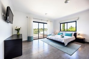 4 chambres, fer et planche à repasser, Wi-Fi, draps fournis