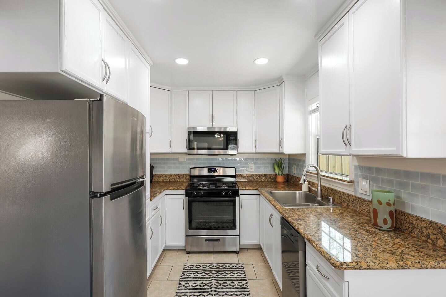 Refrigerador, microondas, horno y parrilla de estufa 