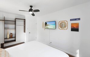 4 bedrooms, iron/ironing board, travel crib, free WiFi - 2 Homes in One!  2 Kitchens Huge Outdoor Retreat (Norwalk)