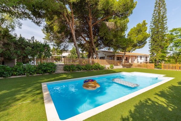 Una piscina al aire libre