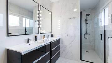 Shower, towels
