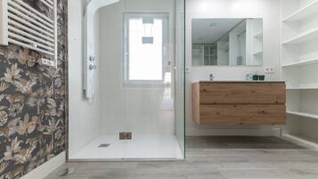 Een douche, handdoeken