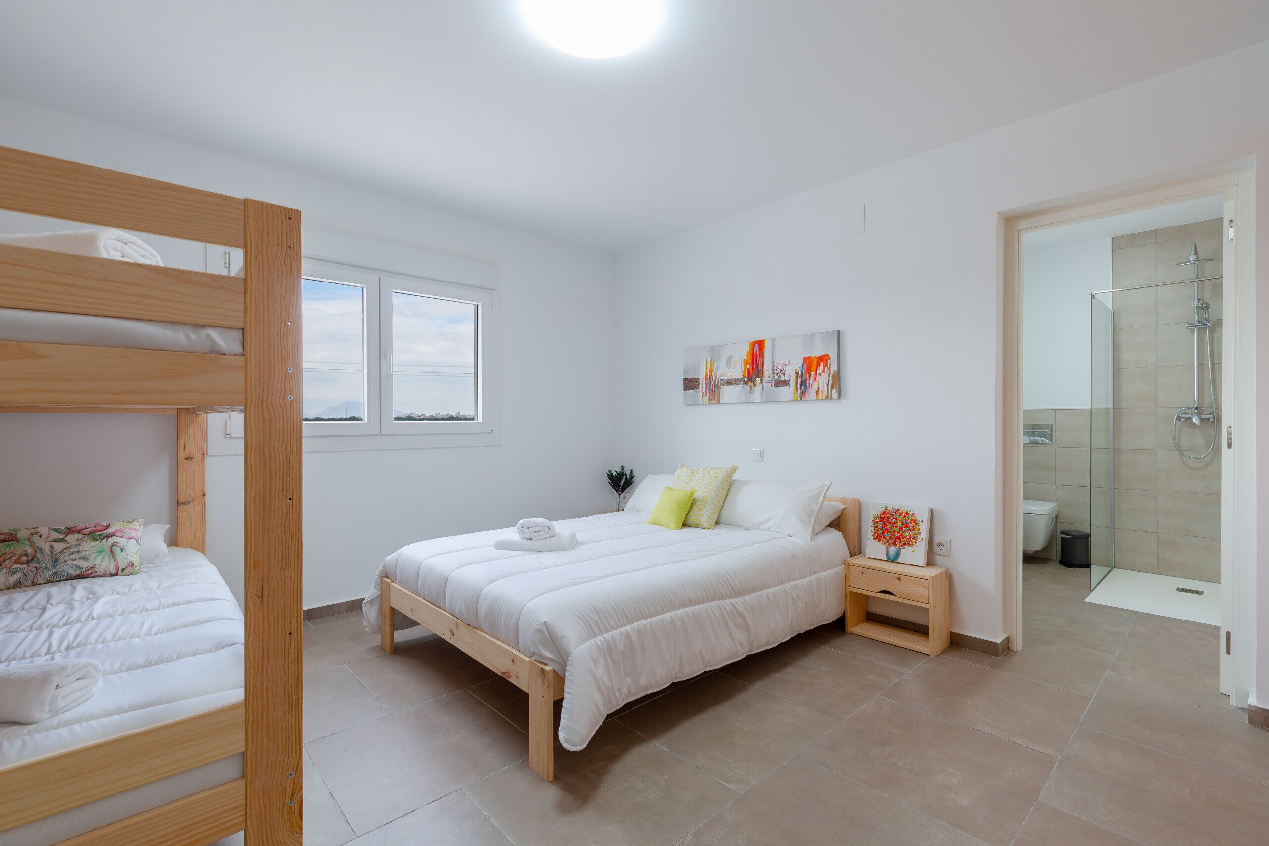 5 bedrooms, free cribs/infant beds, bed sheets