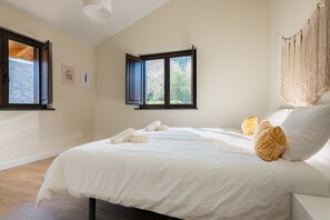 4 bedrooms, free cots/infant beds, bed sheets