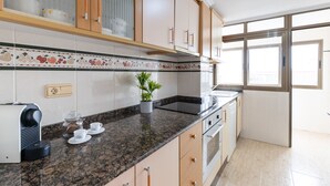 Coffee/tea maker, microwave, dishwasher, cookware/dishes/utensils - Beach Haven by Fidalsa (Guardamar del Segura)