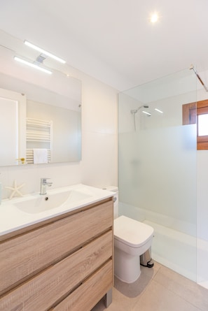 Shower, towels - Harmony Villa by Fidalsa (Daya Vieja)