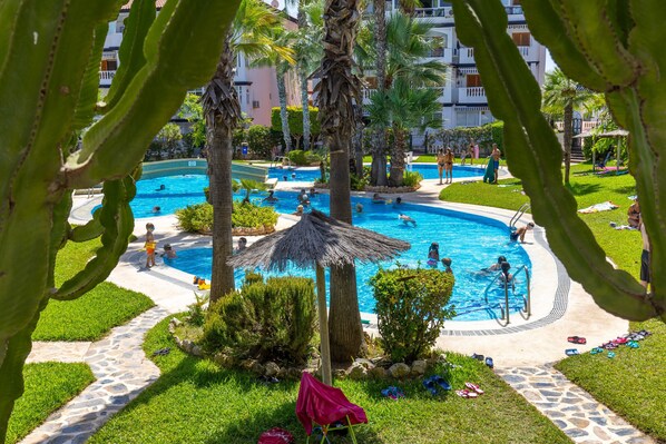 Una piscina al aire libre