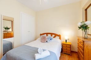 2 chambres, lit de bébé (gratuit), literie fournie