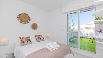 4 kamar tidur, tempat tidur bayi gratis, dan seprai linen