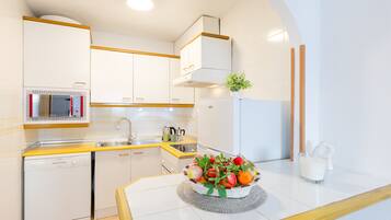 Microwave, mesin pencuci piring, dan mesin pembuat kopi/teh