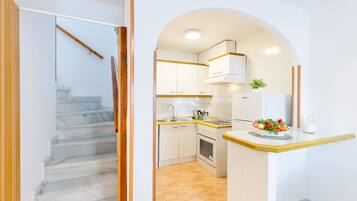 Microwave, dishwasher, coffee/tea maker, cookware/dishes/utensils