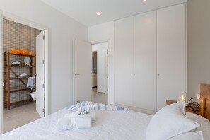 4 chambres, lits bébé (gratuits), draps fournis