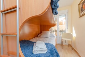 3 quartos, berços grátis, roupa de cama