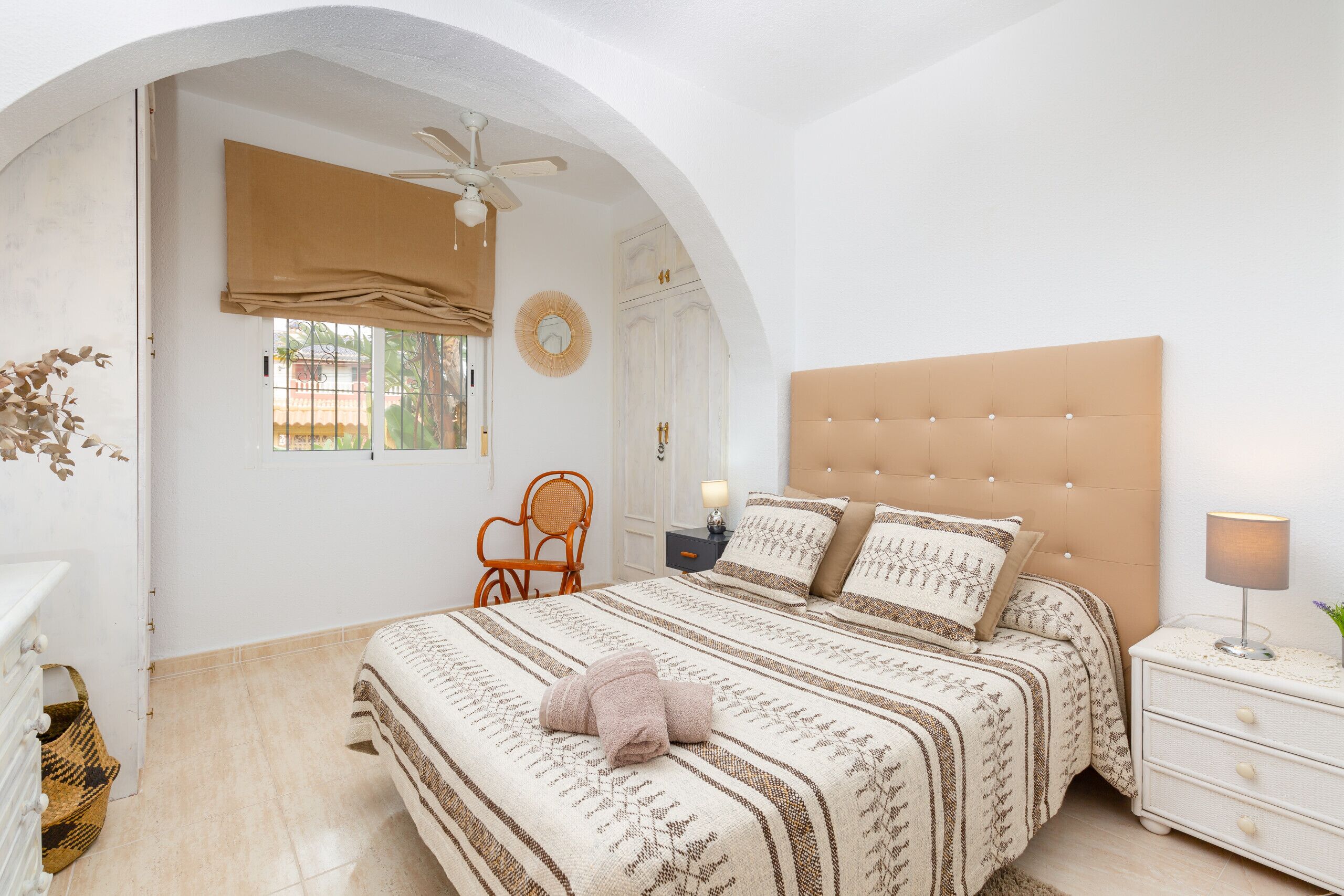 2 多间卧室、免费婴儿床、床单