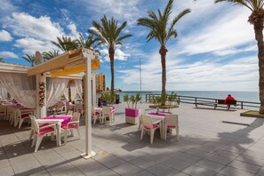 Outdoor dining - Petite Charming by Fidalsa (Torrevieja)