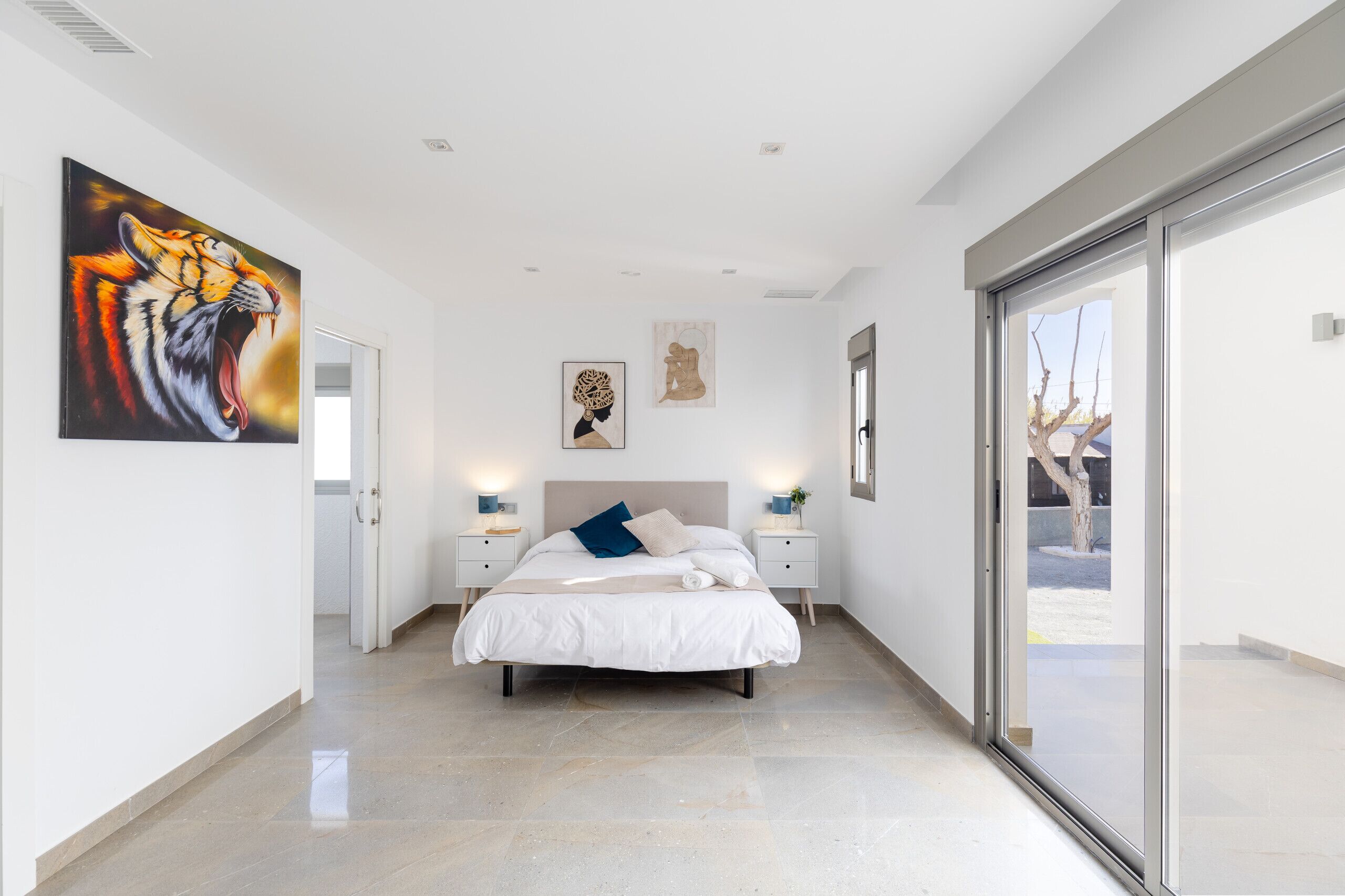 5 dormitorios, cunas gratuitas, ropa de cama