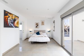 5 chambres, lits bébé (gratuits), draps fournis