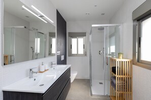 Chuveiro, toalhas de banho