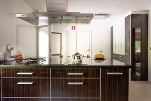 Microwave, dishwasher, coffee/tea maker