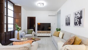 Living room - Cityscape Elegance by Fidalsa (Alicante)
