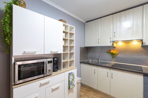 Microondas, cafetera o tetera y utensilios de cocina
