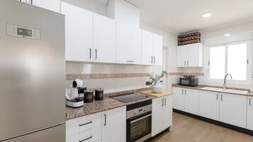 Lò vi sóng, dụng cụ pha cà phê/trà, dụng cụ nấu nướng/bát dĩa/dao nĩa