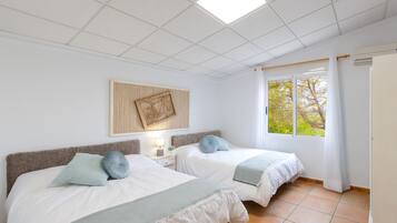 5 bedrooms, free cots/infant beds, bed sheets