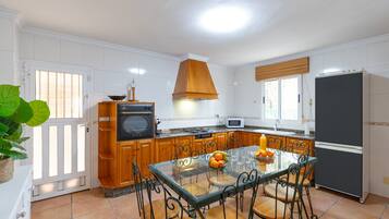 Microwave, mesin pencuci piring, dan mesin pembuat kopi/teh