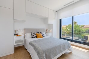 6 bedrooms, free cots/infant beds, bed sheets