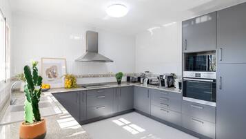 Microwave, mesin pencuci piring, dan mesin pembuat kopi/teh