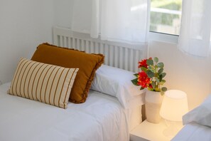2 bedrooms, free cribs/infant beds, bed sheets