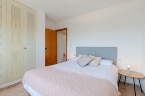 3 bedrooms, free cribs/infant beds, bed sheets