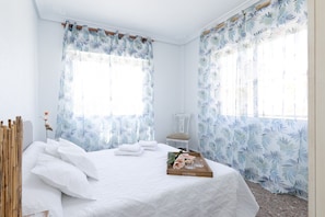 4 chambres, lits bébé (gratuits), draps fournis