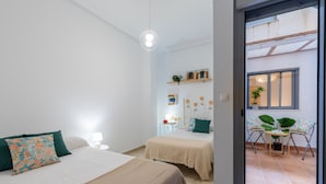 3 Schlafzimmer, kostenlose Babybetten, Bettwäsche