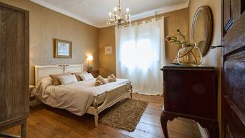 5 bedrooms, free cots/infant beds, bed sheets