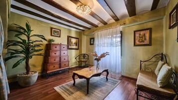 5 bedrooms, free cots/infant beds, bed sheets