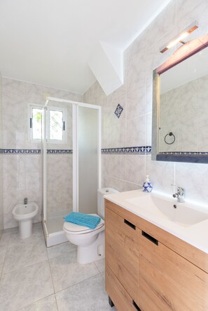 Een douche, handdoeken