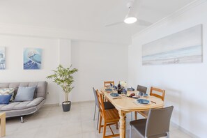 客室内のダイニングエリア