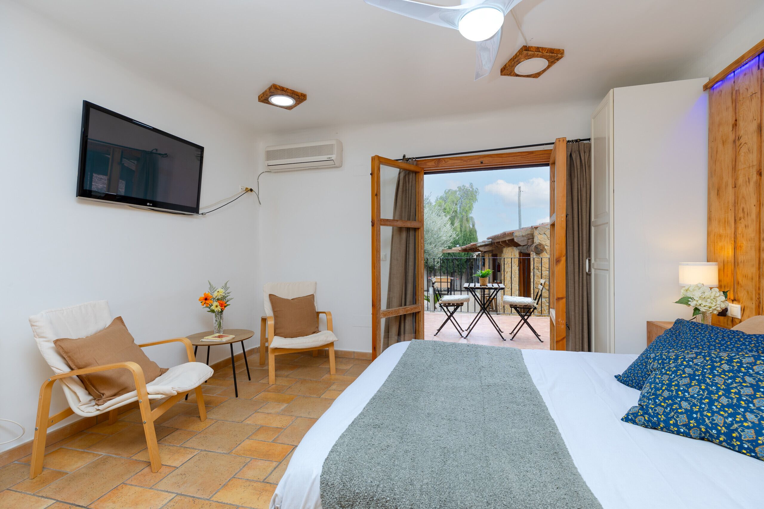 4 kamar tidur, tempat tidur bayi gratis, dan seprai linen