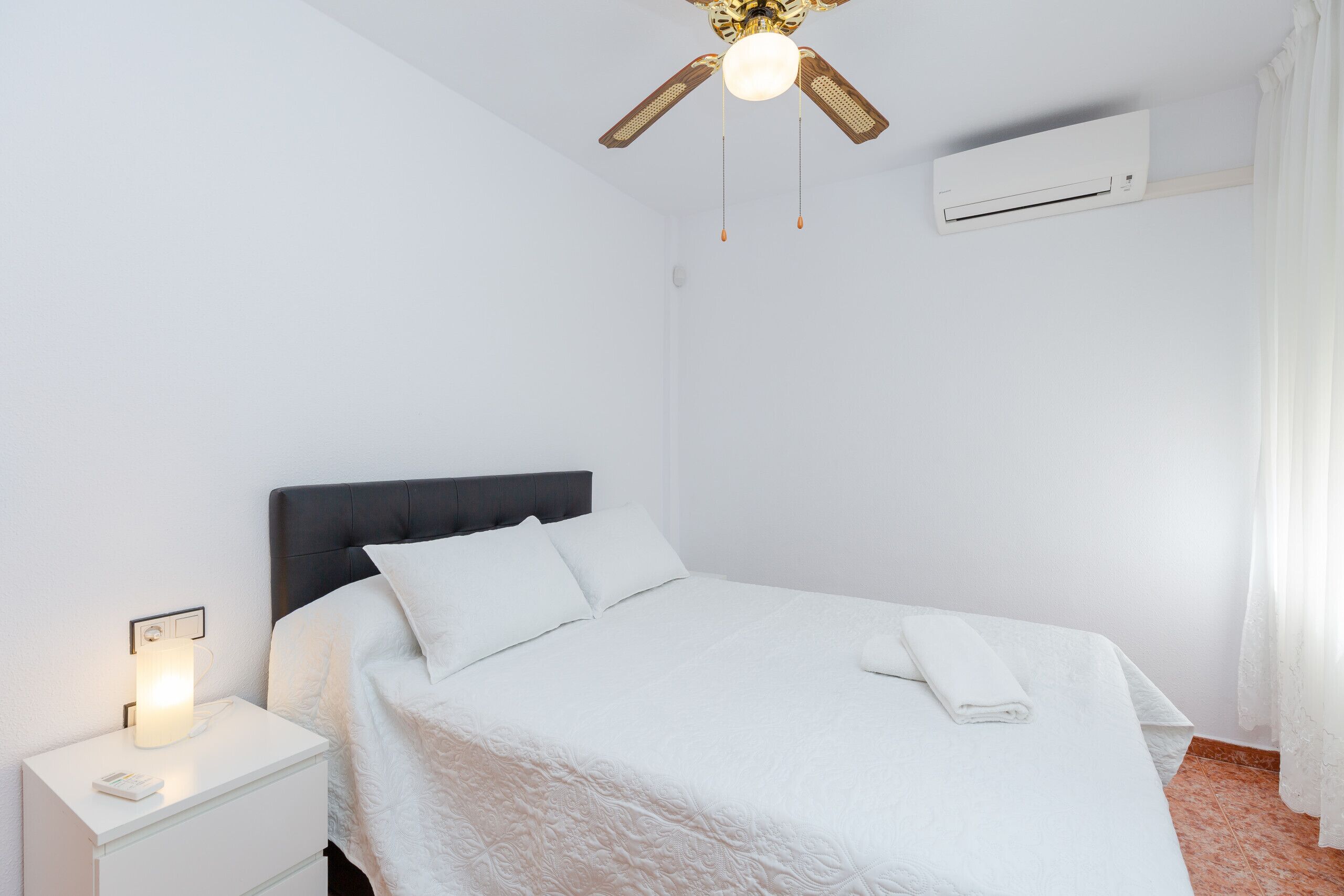 2 dormitorios, cunas gratuitas, ropa de cama