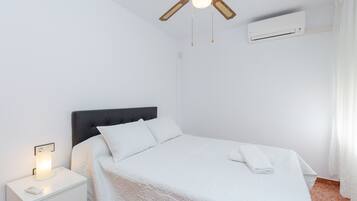 2 dormitorios, cunas gratuitas, ropa de cama