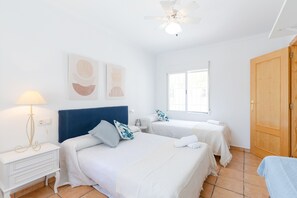 4 bedrooms, free cots/infant beds, bed sheets - Nature Alive Villa by Fidalsa (Molina de Segura)