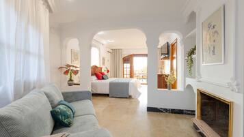 5 bedrooms, free cots/infant beds, bed sheets