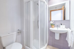 Chuveiro, toalhas de banho